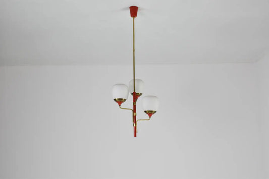 Suspension style Stilnovo des années 50 en laiton, laque rouge et verre opalin