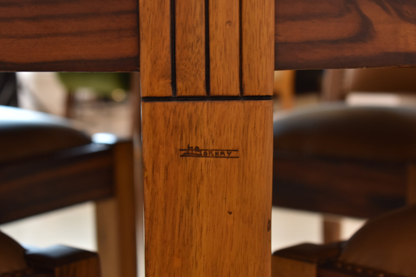 Ensemble de 8 chaises de salle à manger en noyer et cuir avec table extensible par André Sornay