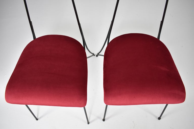 Paar französische Mid-Century Stühle aus Metall und Samt, 1950er