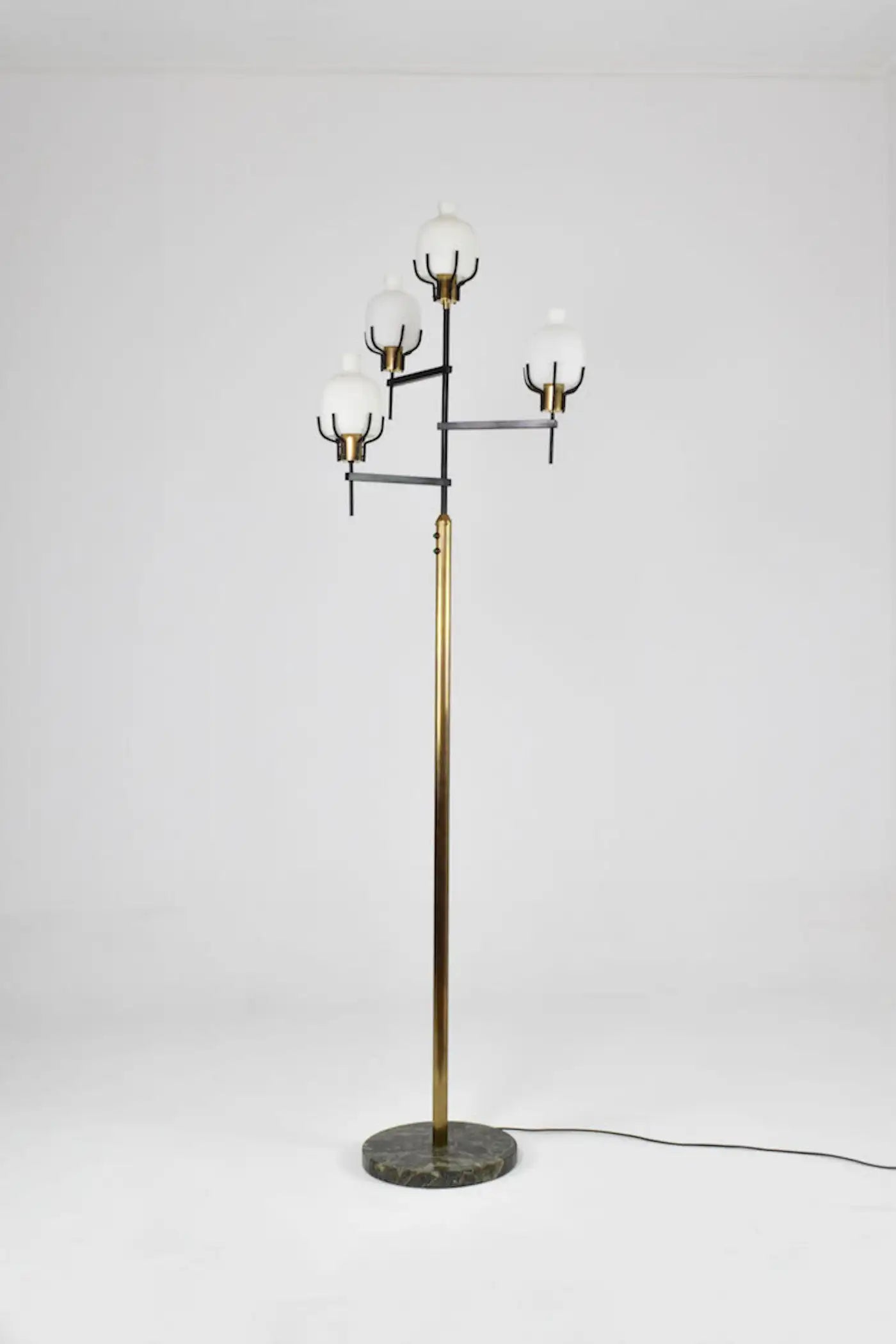 Lampadaire italien vintage en laiton et marbre des années 1950 dans le style d'Angelo Lelii
