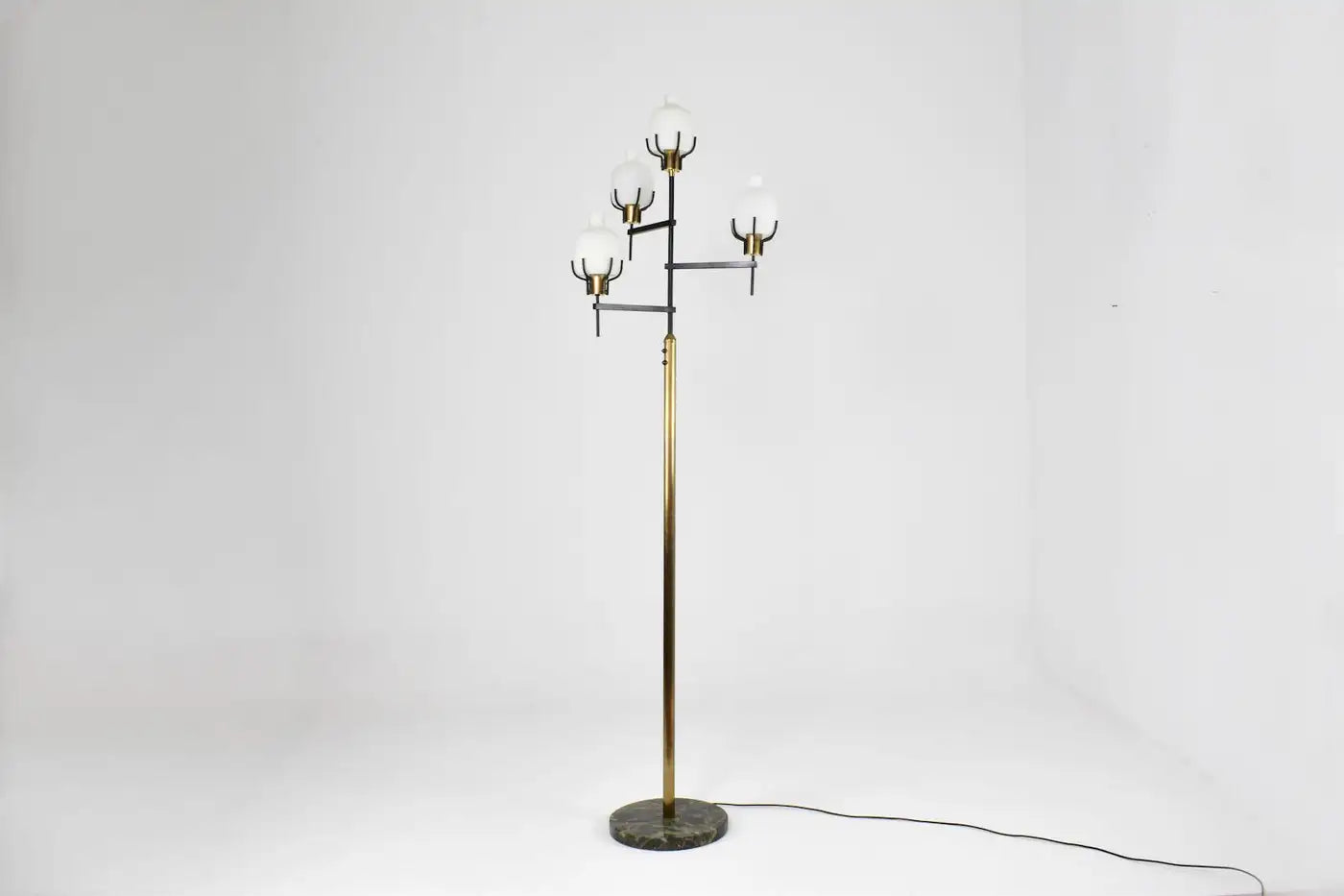 Lampadaire italien vintage en laiton et marbre des années 1950 dans le style d'Angelo Lelii