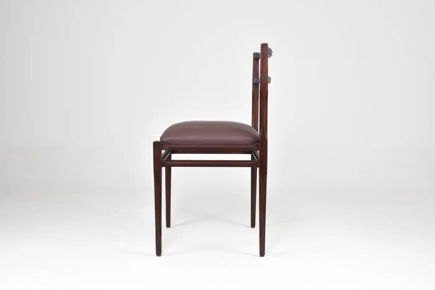 Lot de 8 chaises de salle à manger italiennes en cuir et bois des années 1970, style Stildomus