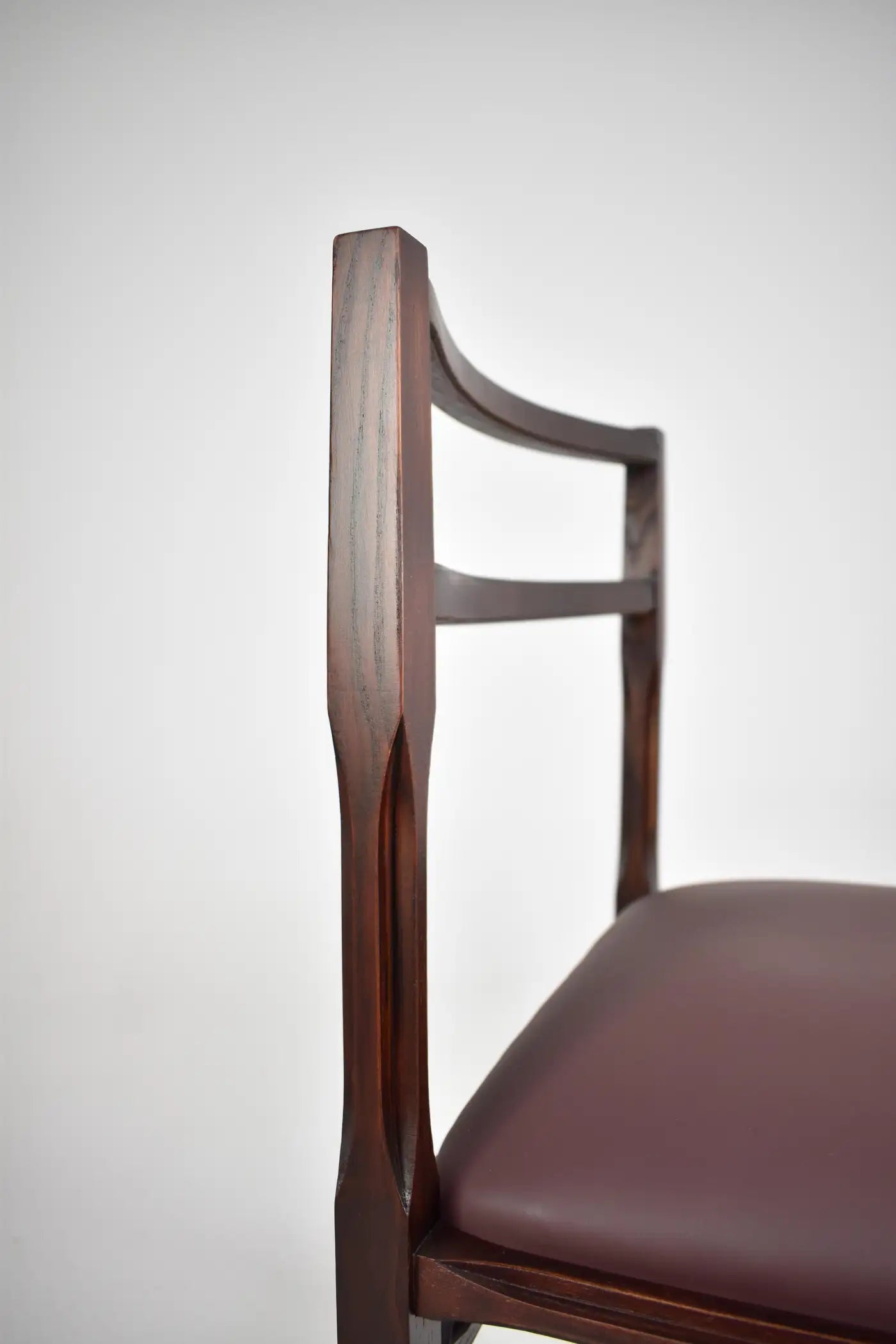 Lot de 8 chaises de salle à manger italiennes en cuir et bois des années 1970, style Stildomus