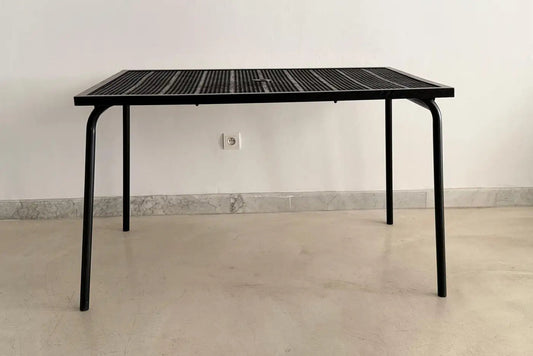 Table de jardin française en acier perforé par René Malaval, années 1950-1979