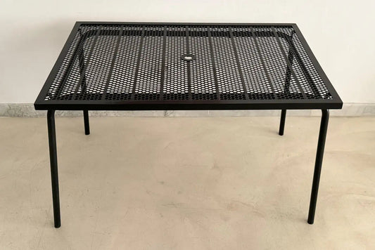 Table de jardin française en acier perforé par René Malaval, années 1950-1979