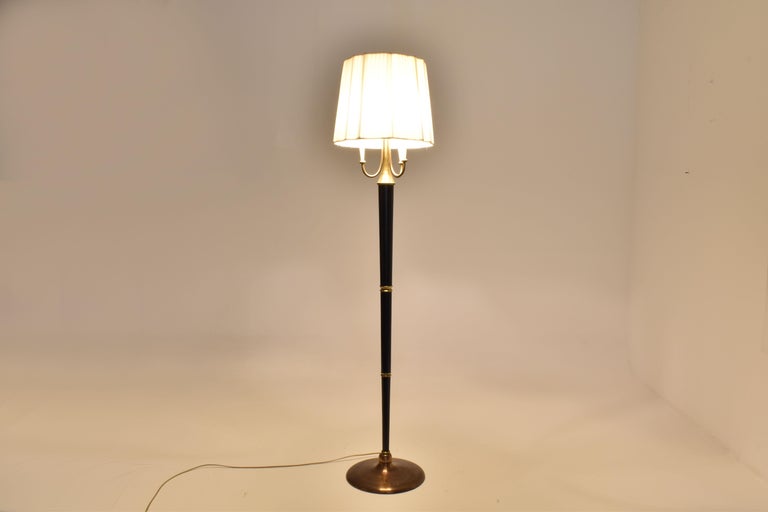 Italian Mid-Century Modern Sculptural Brass and Lacquered Floor Lamp, 1950s