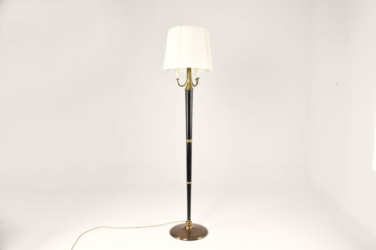 Italian Mid-Century Modern Sculptural Brass and Lacquered Floor Lamp, 1950s