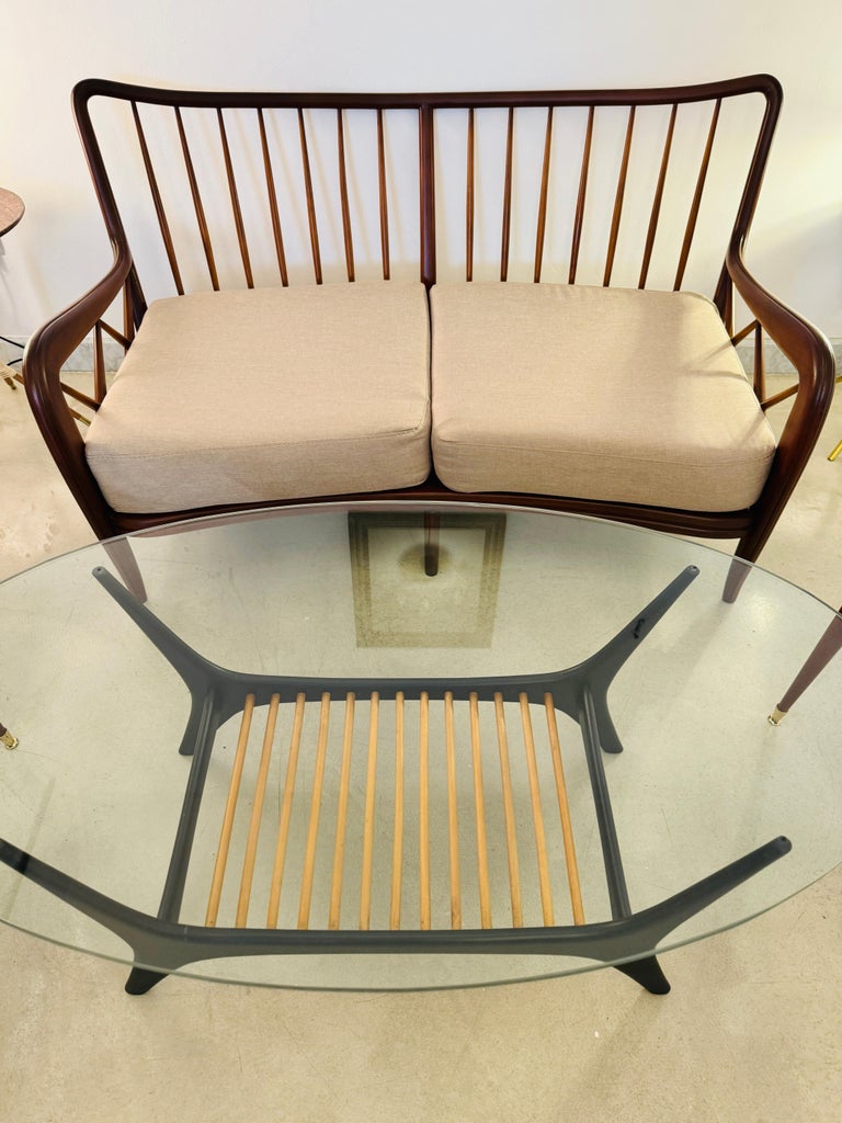 Italienisches Mid-Century Modern Nussholzsofa, 1950er