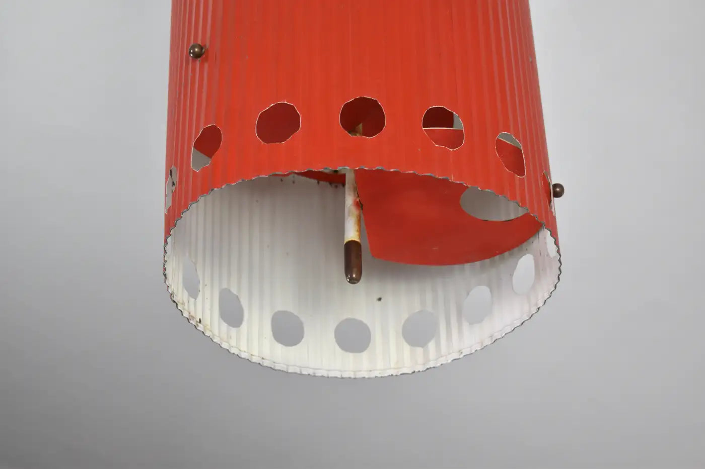 Suspension originale « Java » de Mathieu Matégot en laque rouge, années 1950