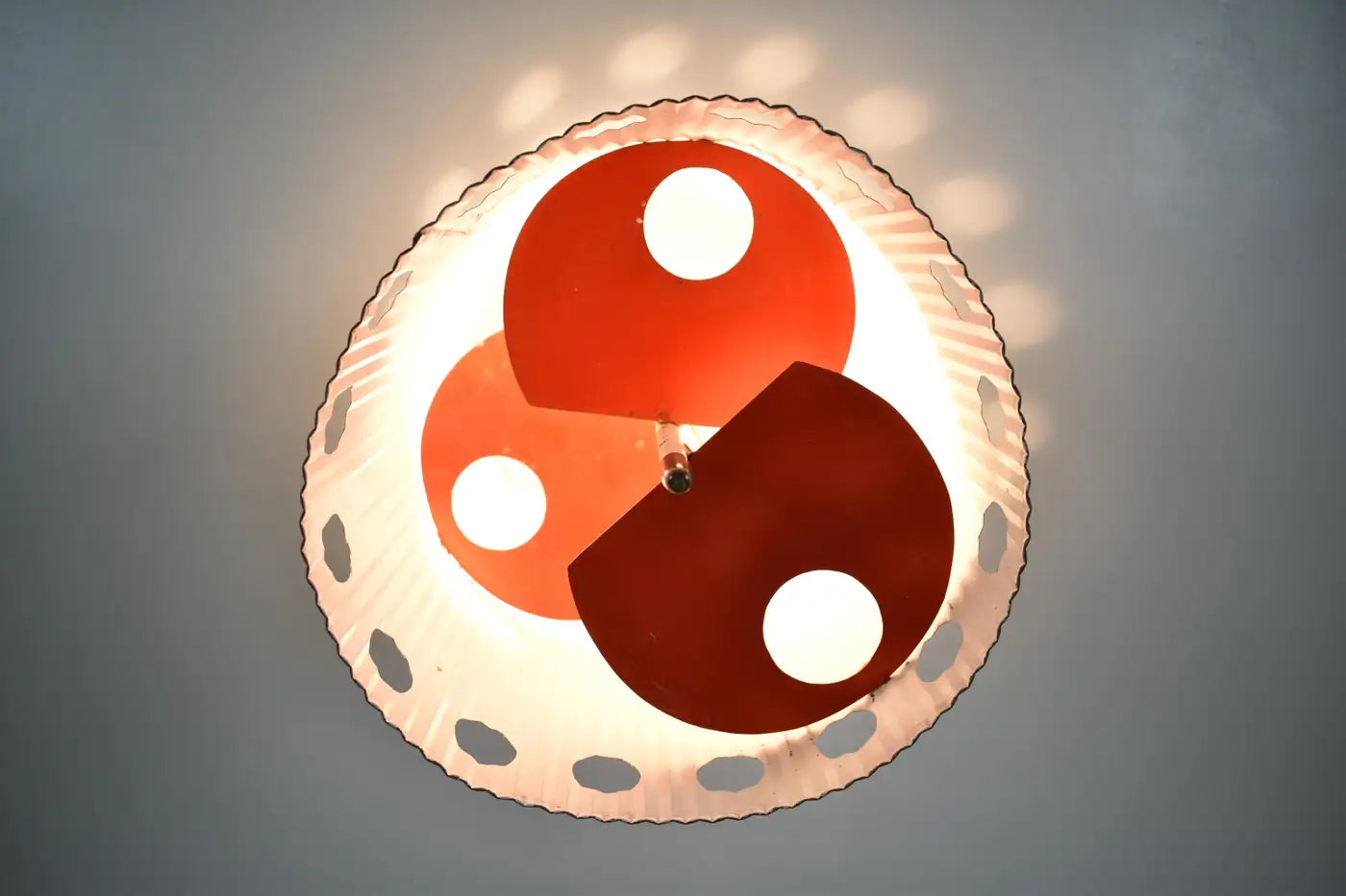 Suspension originale « Java » de Mathieu Matégot en laque rouge, années 1950