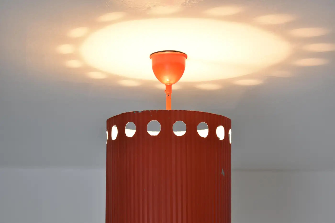 Suspension originale « Java » de Mathieu Matégot en laque rouge, années 1950