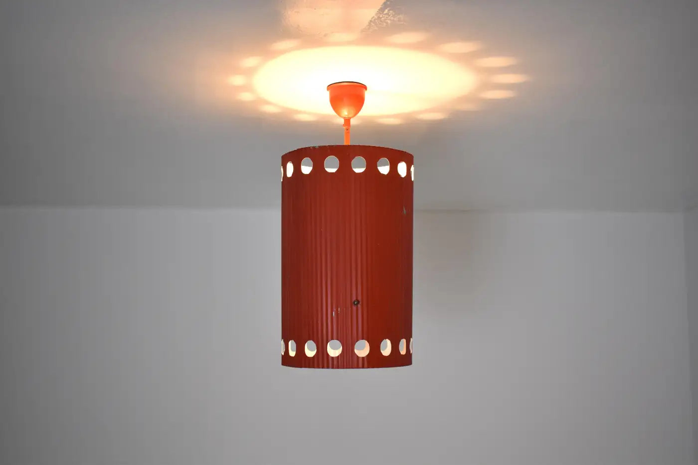 Suspension originale « Java » de Mathieu Matégot en laque rouge, années 1950