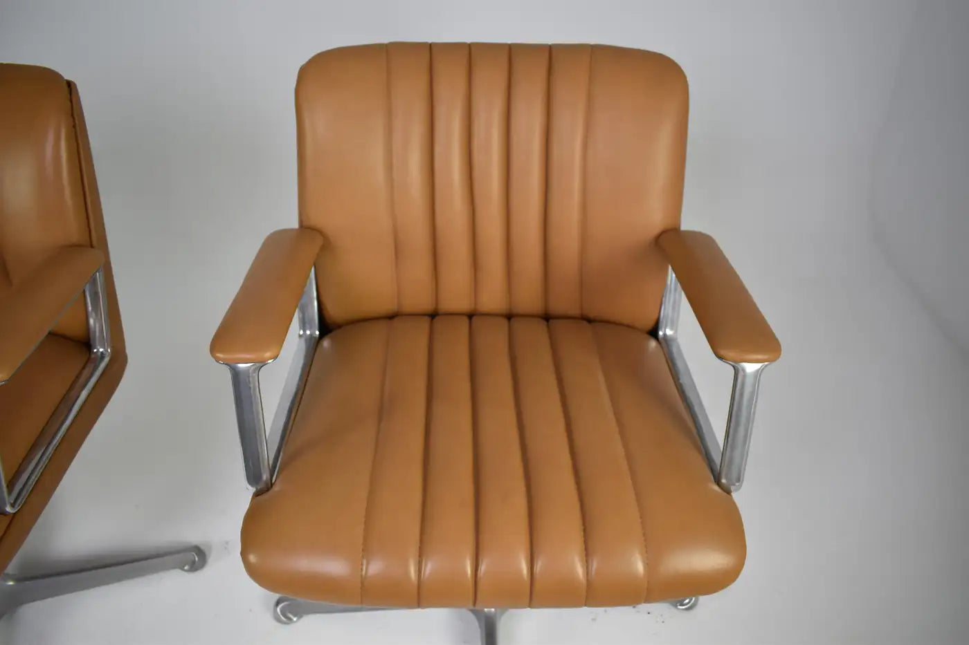 Paire de chaises de bureau en cuir italien par Osvaldo Borsani, années 1960