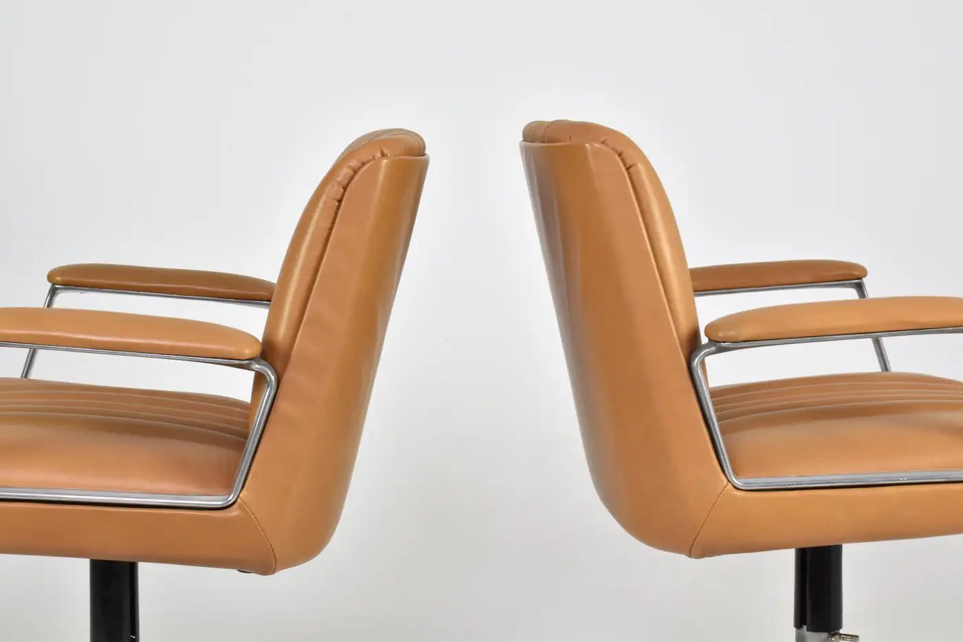 Paire de chaises de bureau en cuir italien par Osvaldo Borsani, années 1960