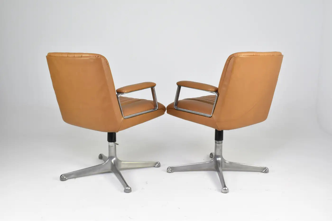Paire de chaises de bureau en cuir italien par Osvaldo Borsani, années 1960
