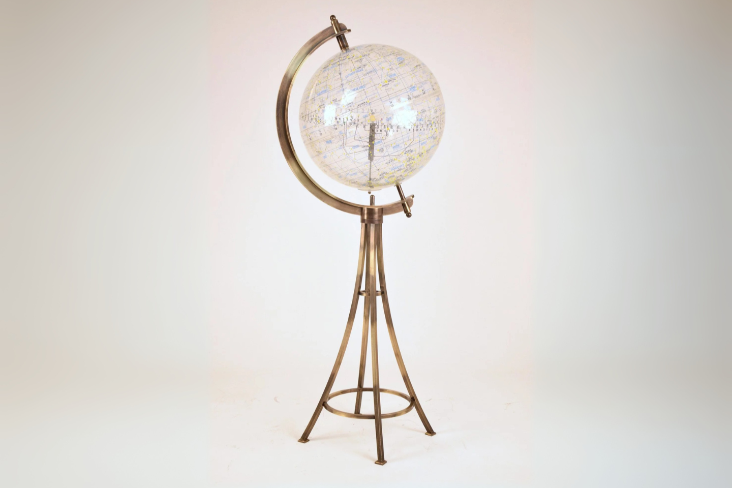 Globe céleste sur trépied en laiton par Robert Farquhar, États-Unis, années 1970