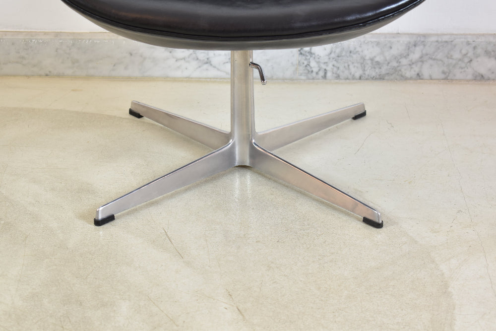 Close-up detail of an early-production 4-star aluminum swivel base with a vintage side adjustment lever.