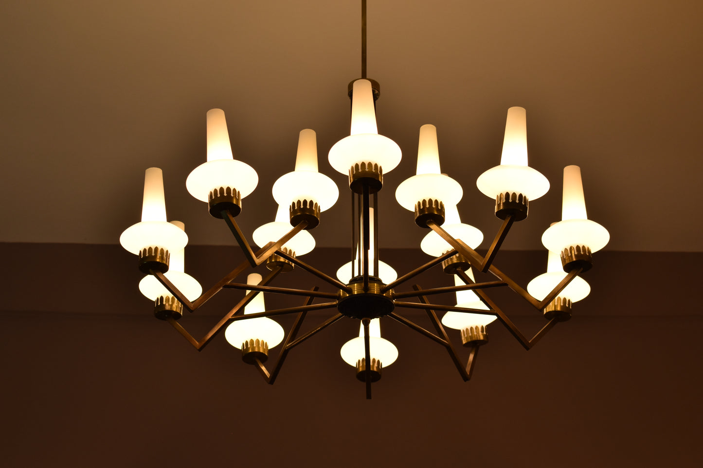 Lustre italien à 15 lampes des années 1950 attribué à Stilnovo