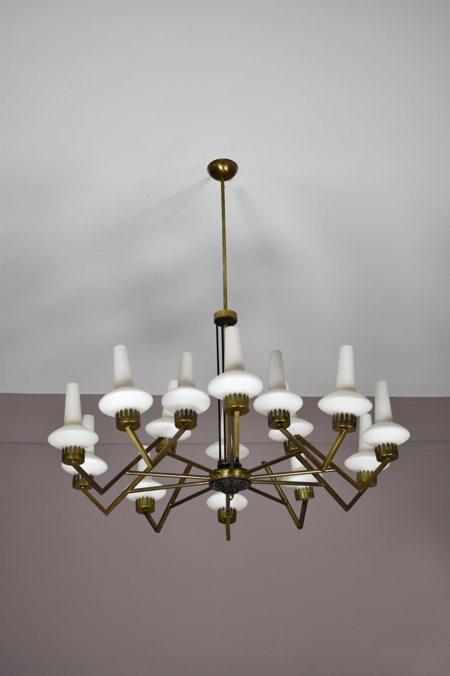 Lustre italien à 15 lampes des années 1950 attribué à Stilnovo