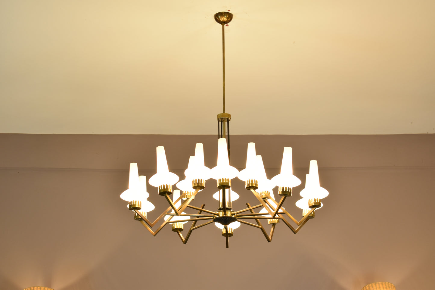 Lustre italien à 15 lampes des années 1950 attribué à Stilnovo