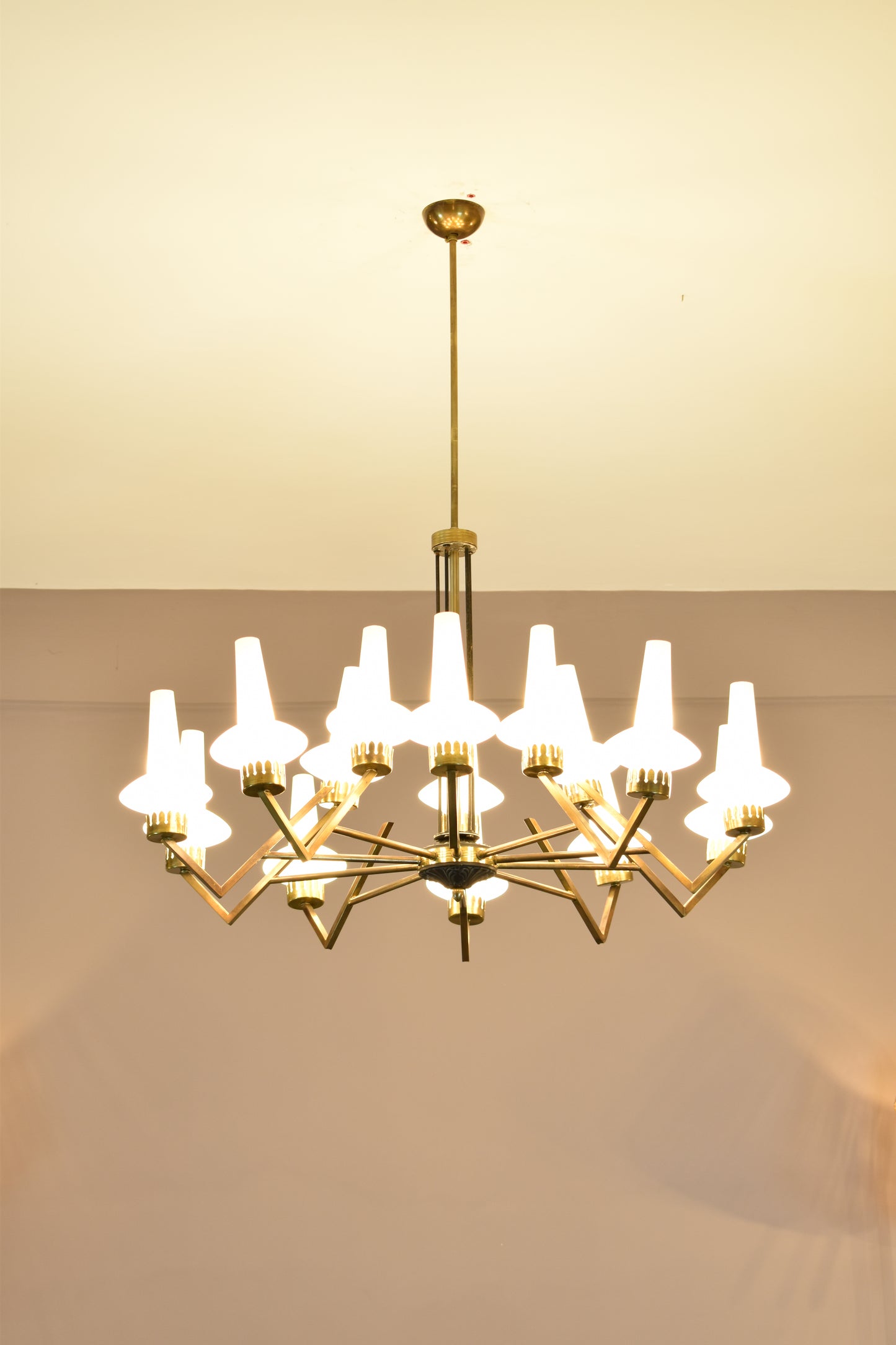 Lustre italien à 15 lampes des années 1950 attribué à Stilnovo