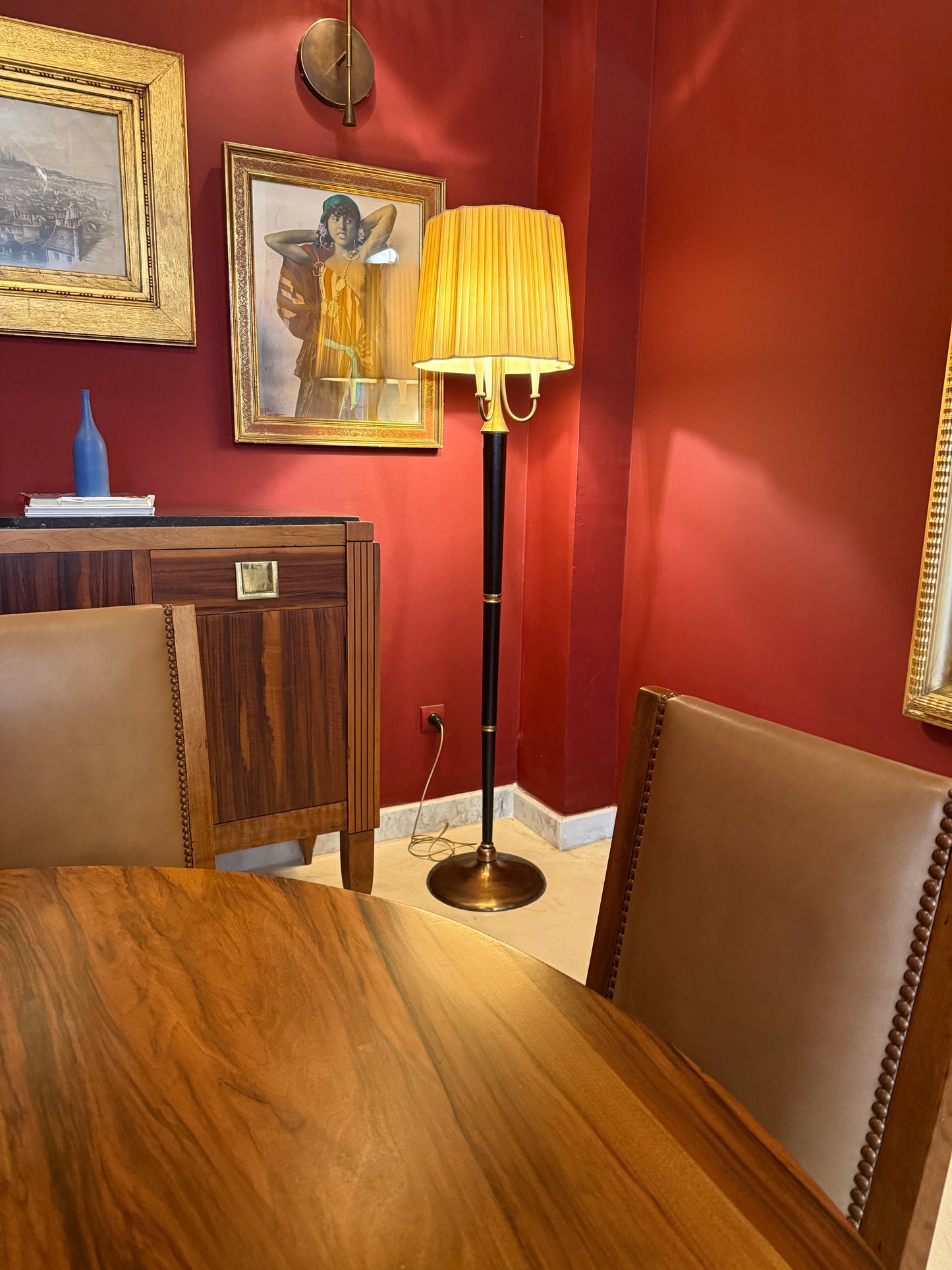 Lampadaire italien sculptural en laiton et laqué, style moderne du milieu du siècle, années 1950