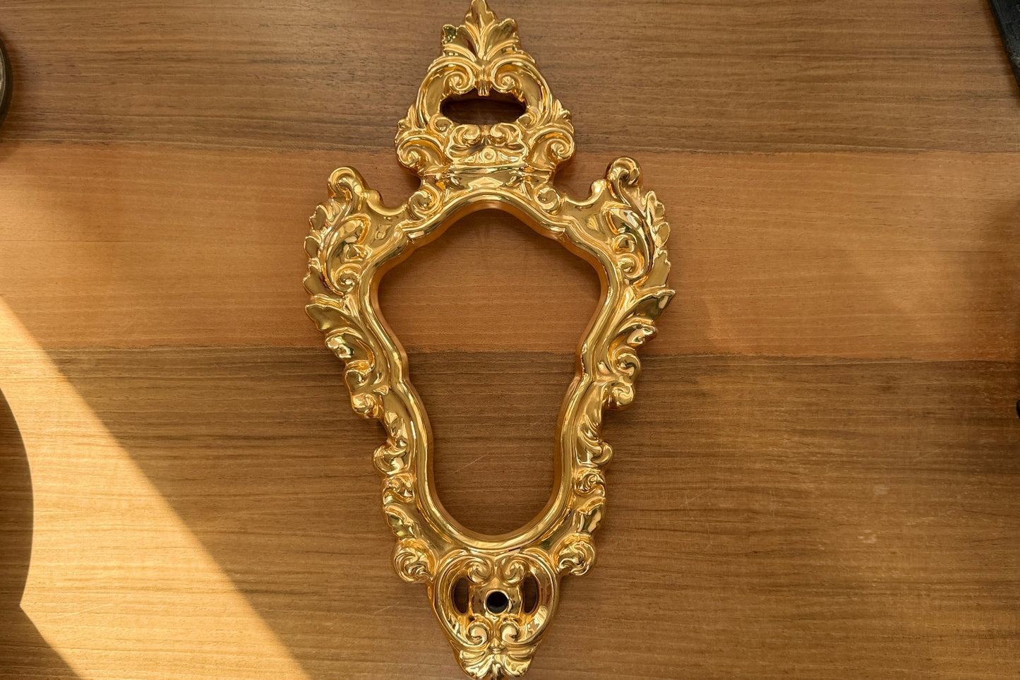 Cadre de miroir mural en céramique dorée de style rococo, style Hollywood Regency italien