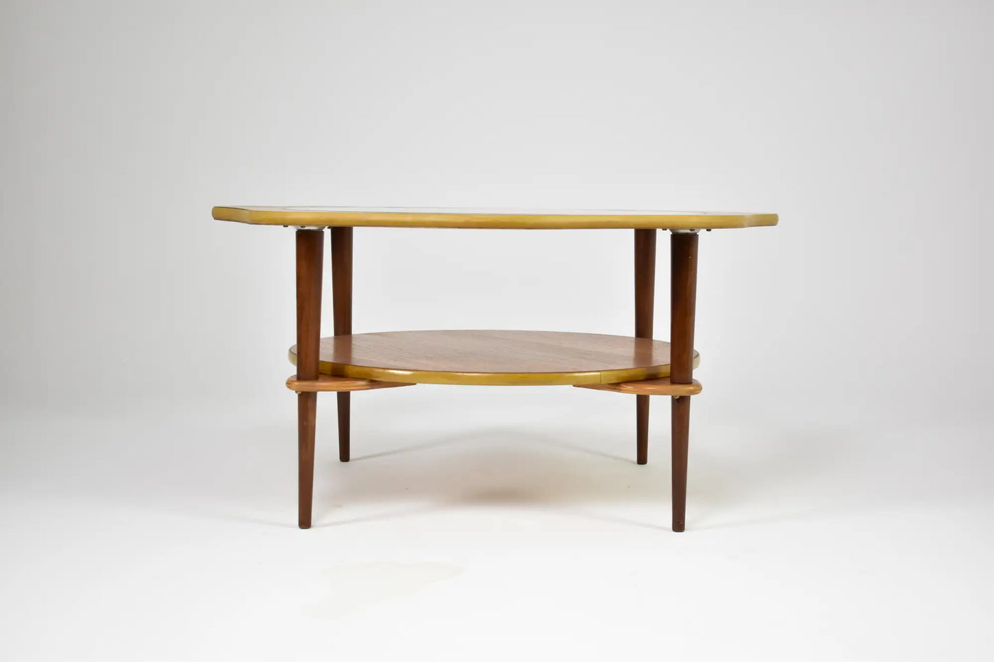 Table basse organique biomorphique à bord ondulé en teck et verre, Circa 1960