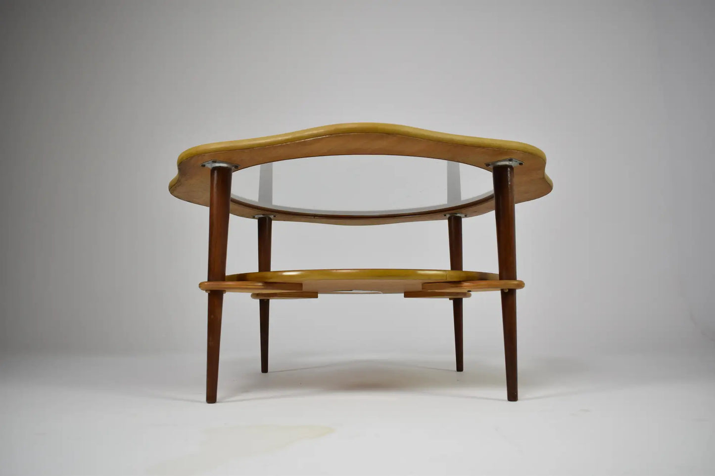 Table basse organique biomorphique à bord ondulé en teck et verre, Circa 1960