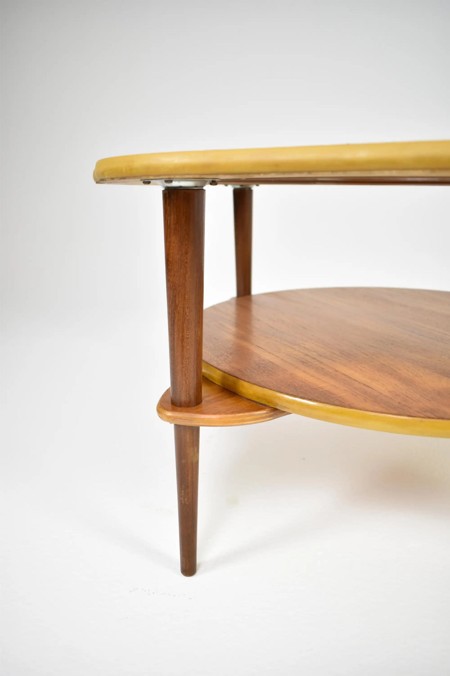 Table basse organique biomorphique à bord ondulé en teck et verre, Circa 1960