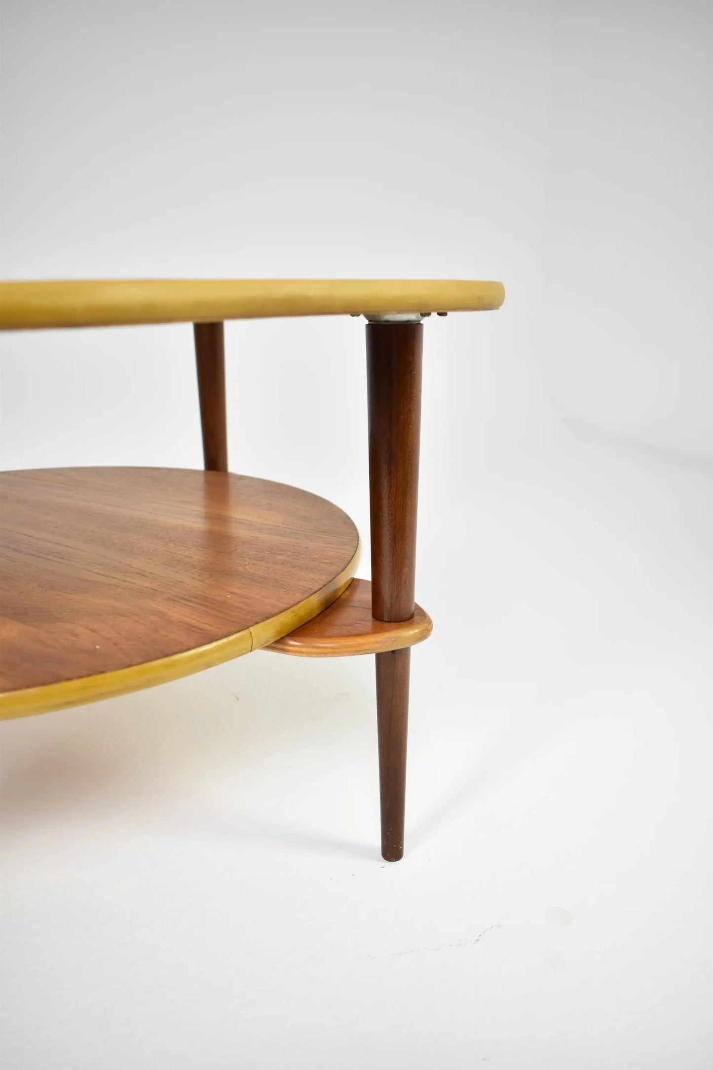 Table basse organique biomorphique à bord ondulé en teck et verre, Circa 1960