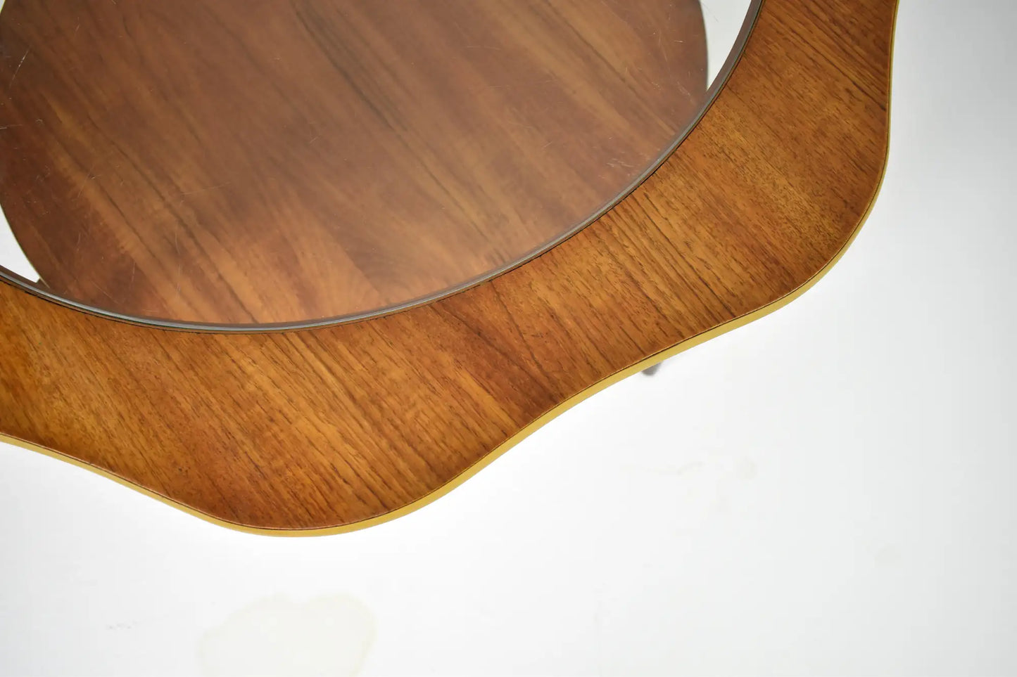 Table basse organique biomorphique à bord ondulé en teck et verre, Circa 1960