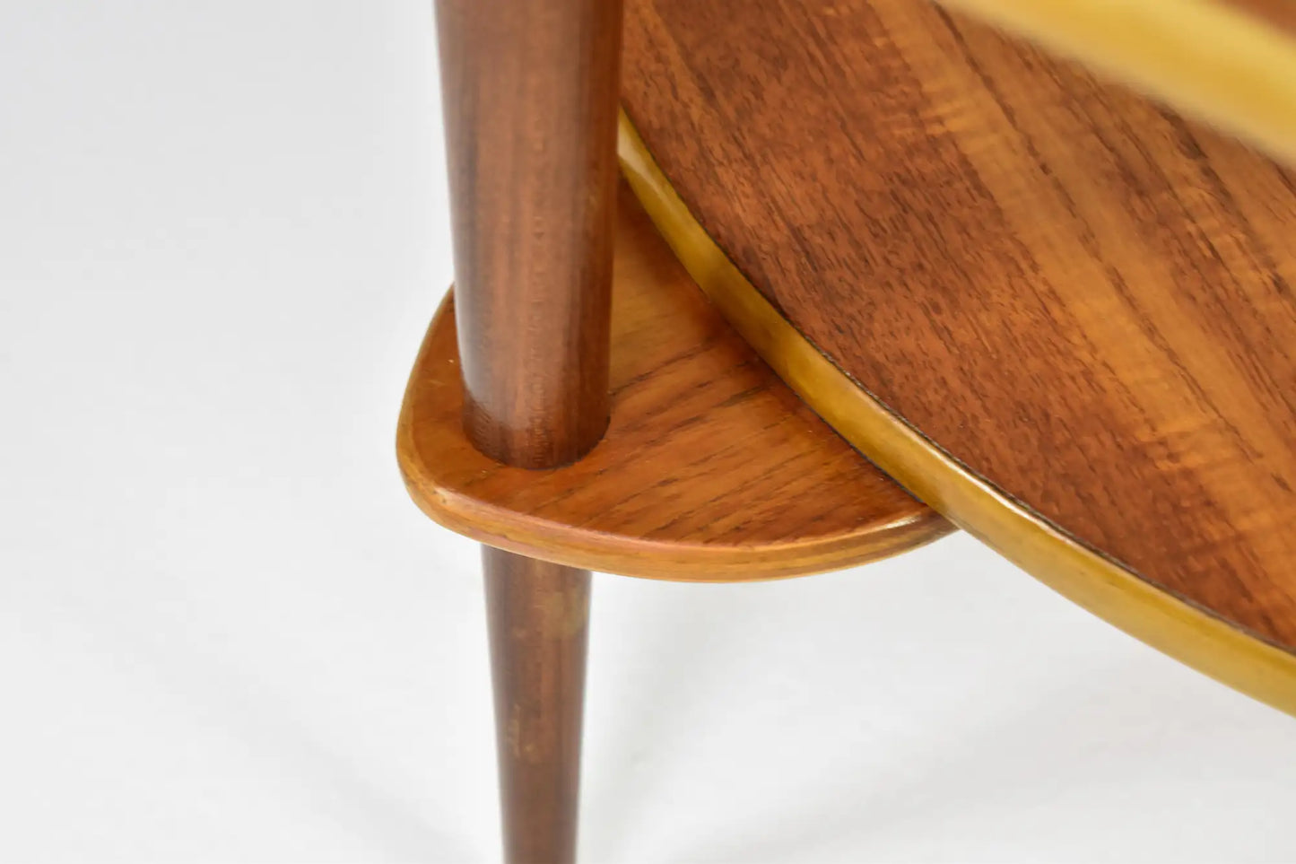 Table basse organique biomorphique à bord ondulé en teck et verre, Circa 1960