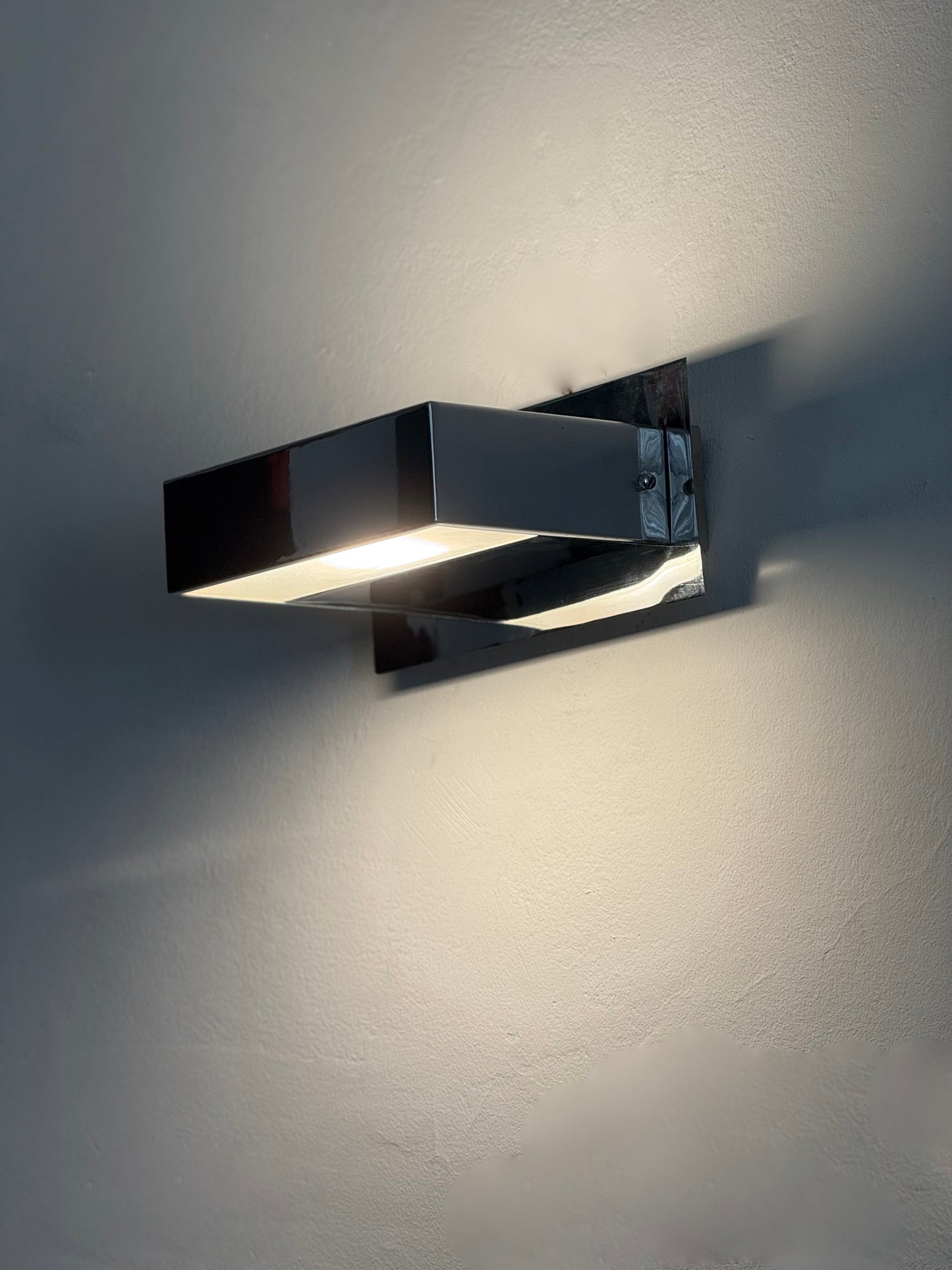 Paire d'appliques murales minimalistes françaises en acier inoxydable des années 1980