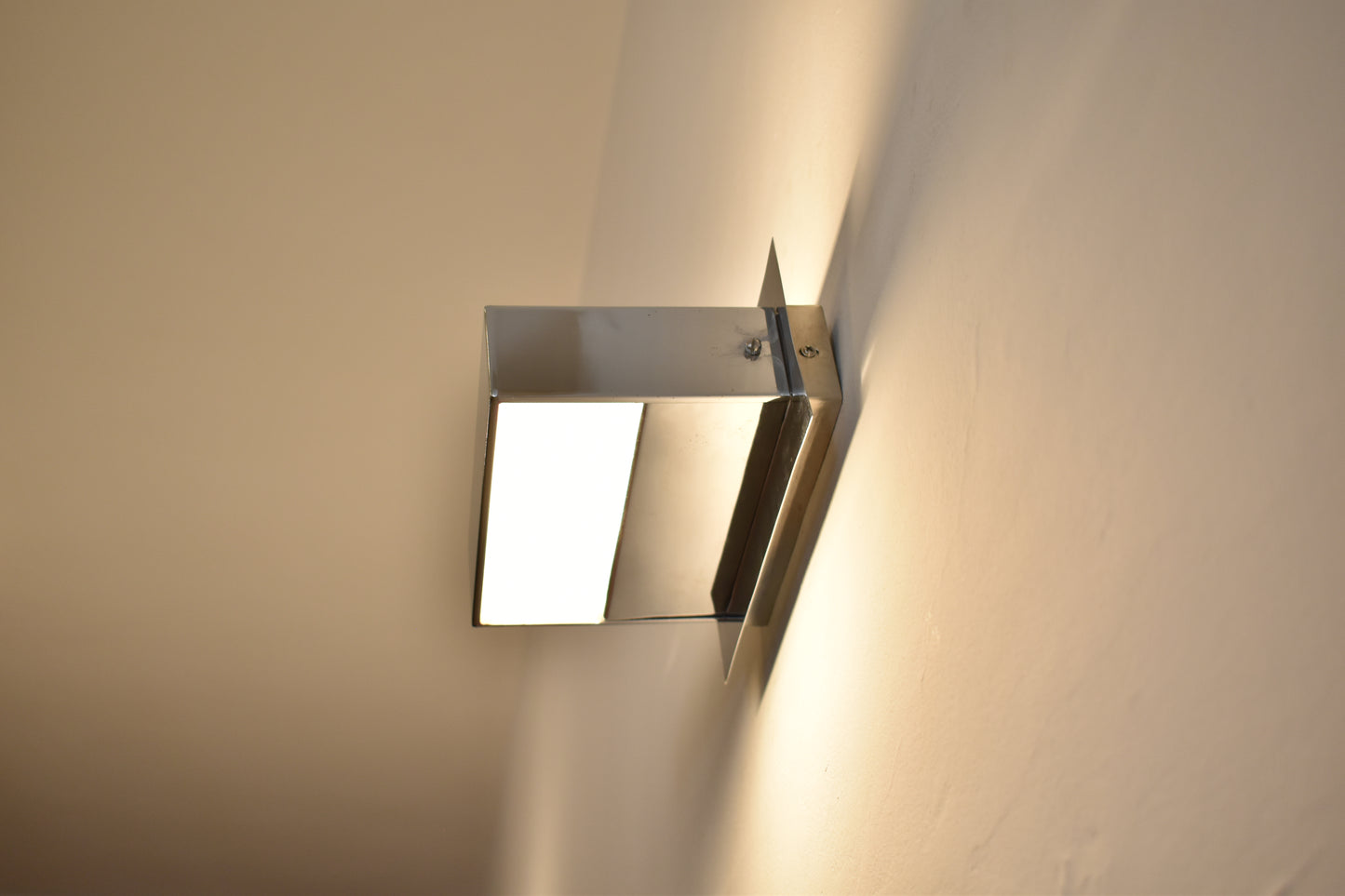 Paire d'appliques murales minimalistes françaises en acier inoxydable des années 1980