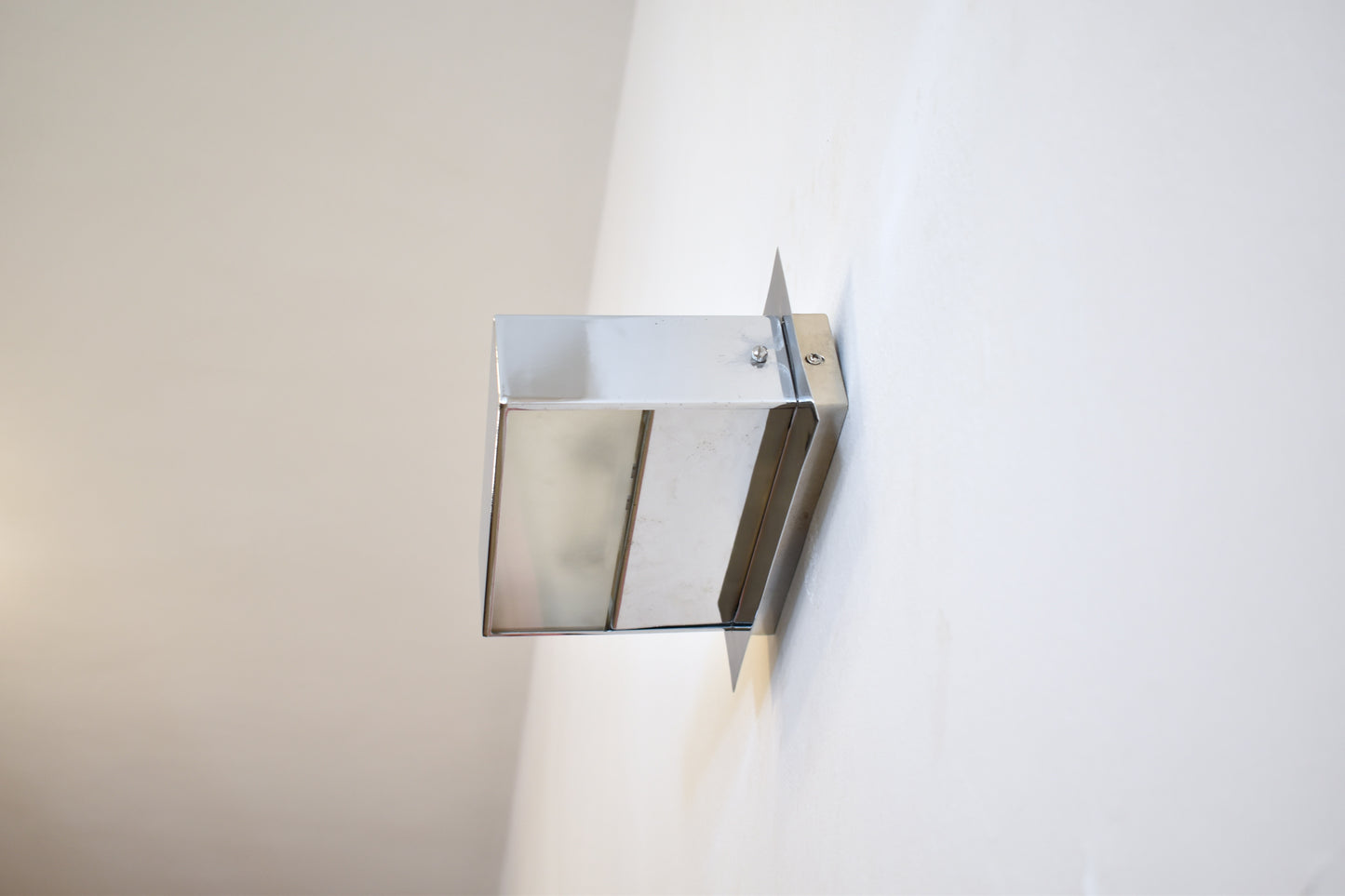 Paire d'appliques murales minimalistes françaises en acier inoxydable des années 1980