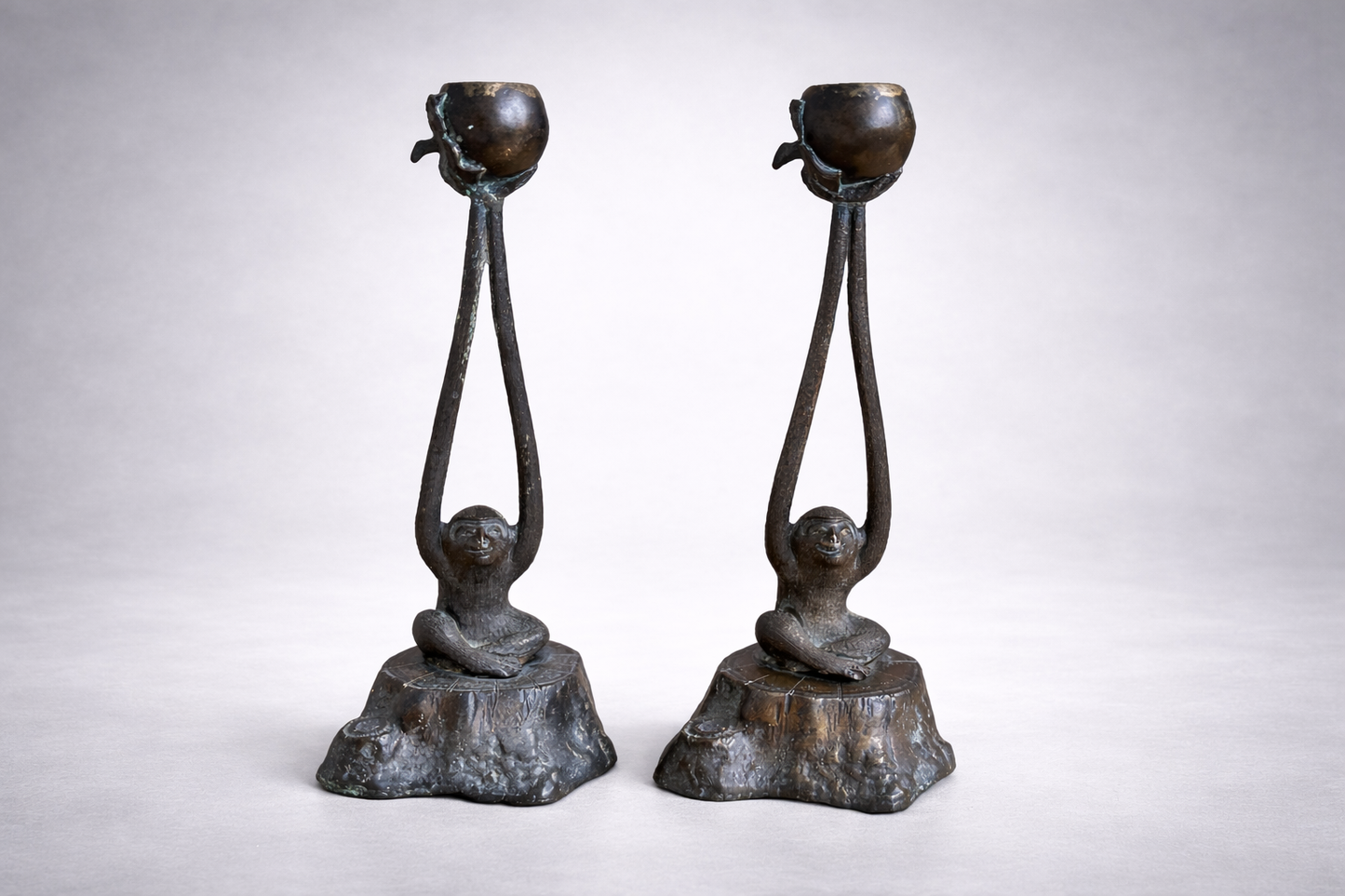 Bougeoirs vintage en bronze patiné en forme de singe, vers 1950-1970
