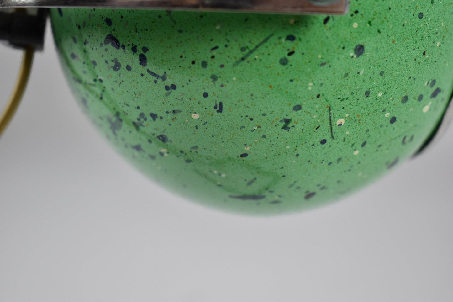 Spirit Gallery lampe de bureau vintage italienne des années 70, abat-jour sphérique vert pomme moucheté, base chromée.