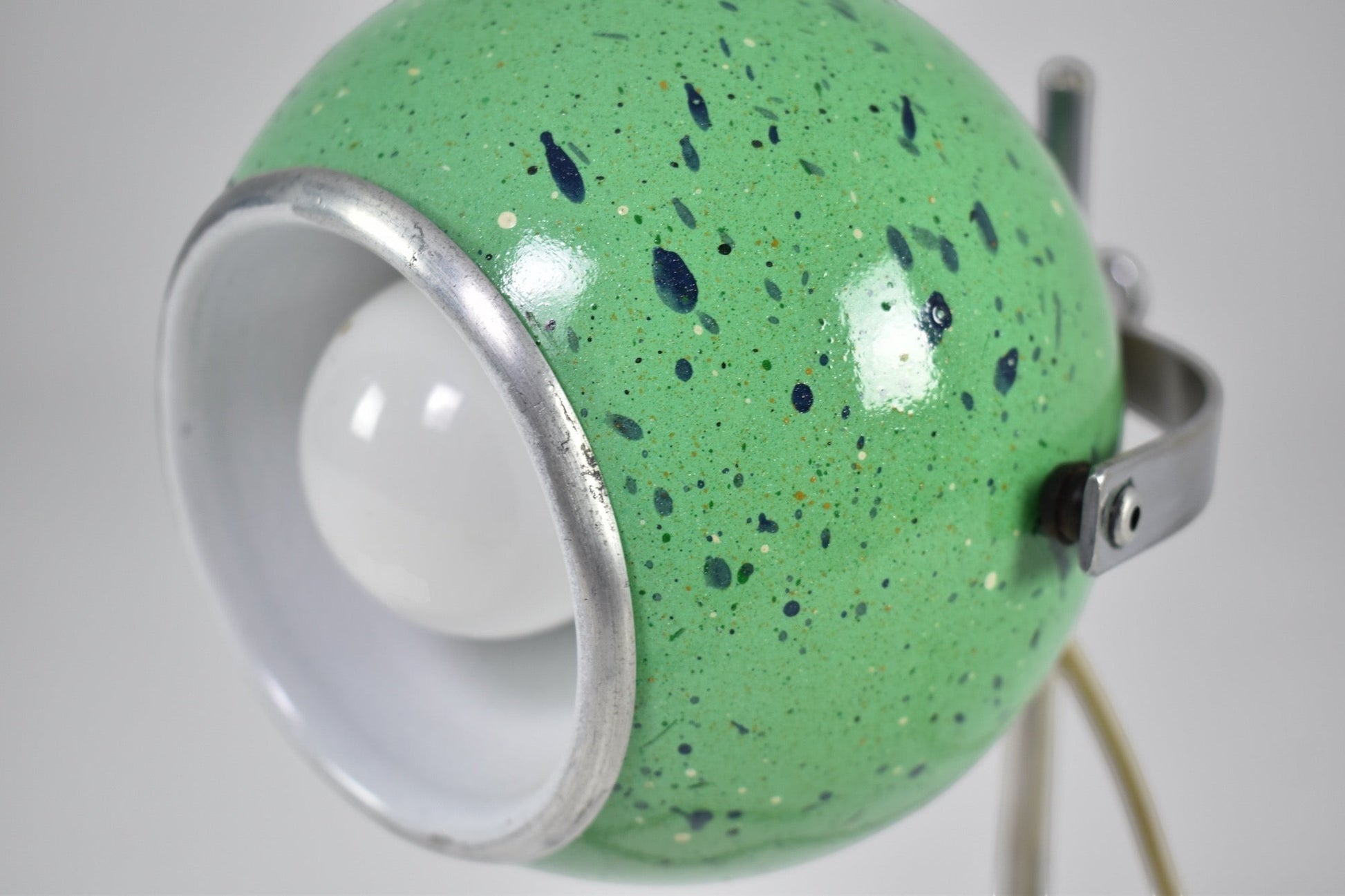 Lampe de bureau vintage italienne Spirit Gallery, abat-jour sphérique vert pomme émaillé moucheté de bleu et blanc, réflecteur interne blanc satiné, tige chromée.