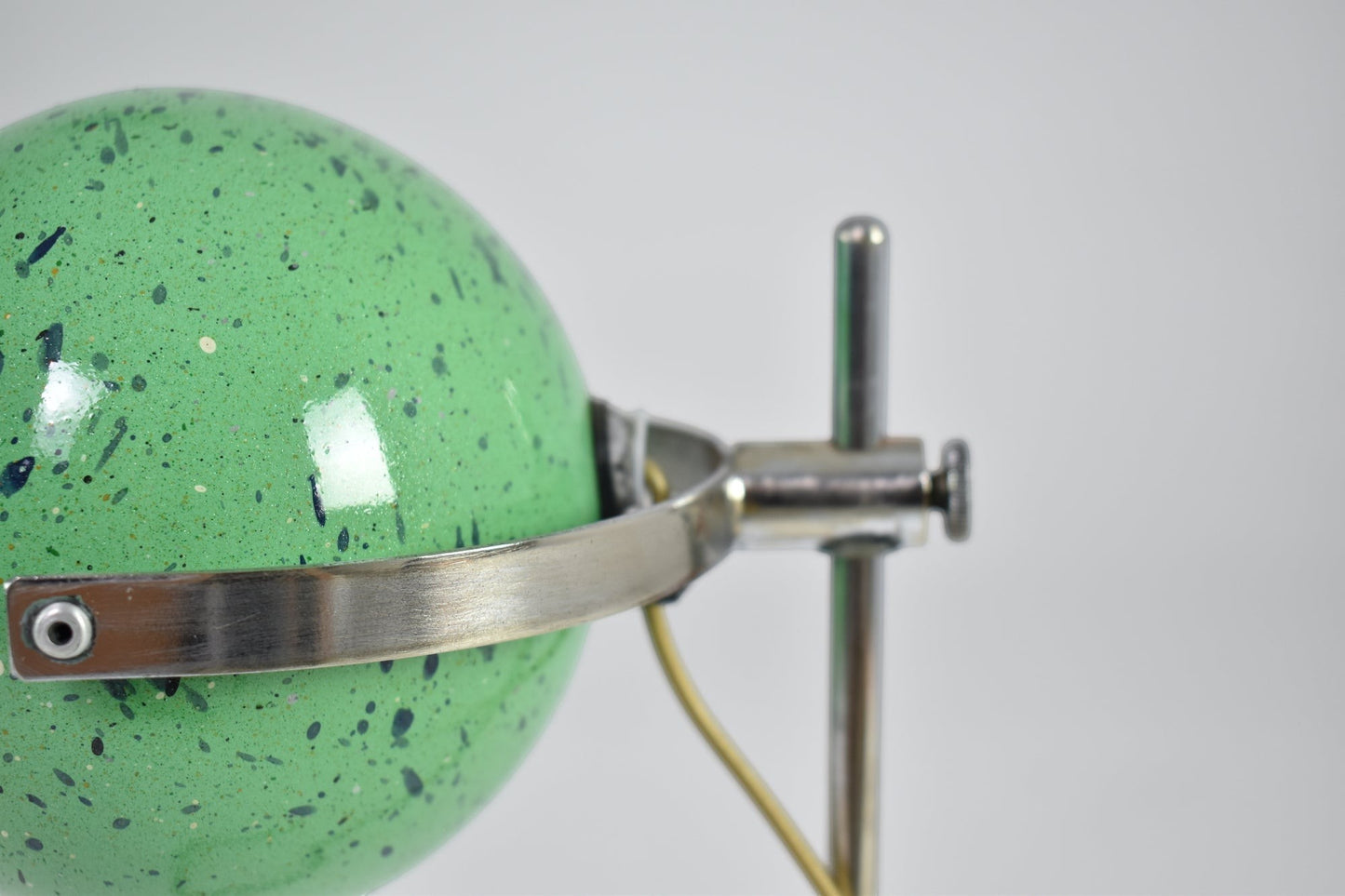 Lampe de bureau vintage italienne Spirit Gallery, abat-jour sphérique vert pomme émaillé moucheté, pied chromé, style Space Age.