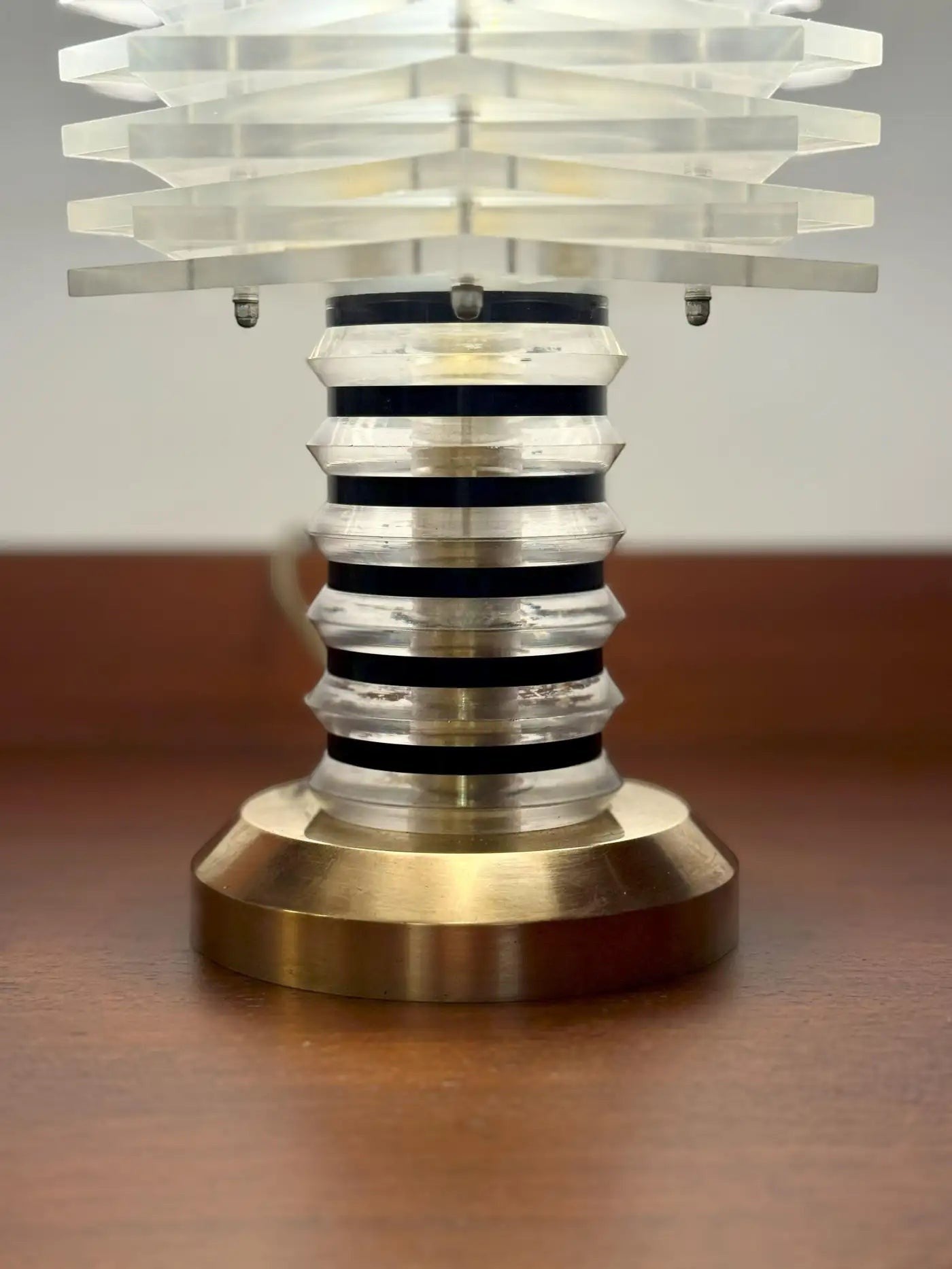 Lampe de table moderniste italienne Spirit Gallery en Lucite et laiton poli, abat-jour architectural en lames de Lucite superposées, 1968-1975.