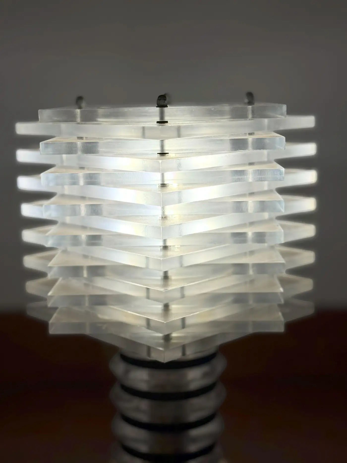 Lampe de table moderniste italienne Spirit Gallery en Lucite et laiton poli, abat-jour architectural en lames superposées, 1968-1975.
