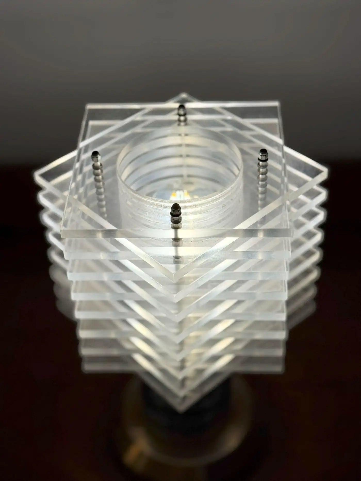 Lampe de table moderniste italienne Spirit Gallery en Lucite et laiton, abat-jour architectural en couches, 1968-1975.