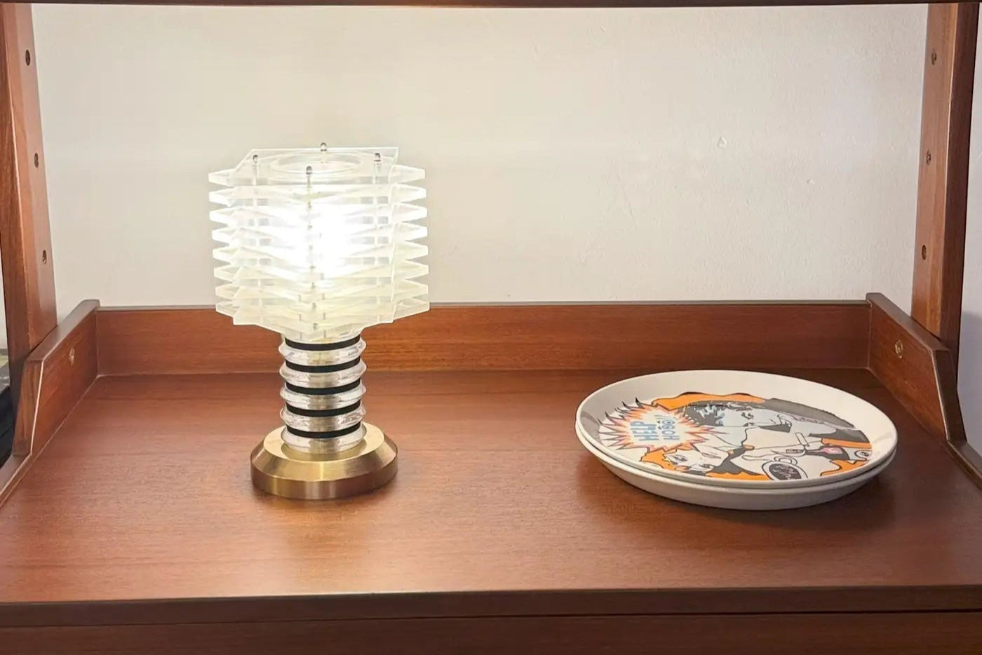 Lampe de table moderniste italienne Spirit Gallery en Lucite et laiton, abat-jour architectural à lames superposées, 1968-1975.