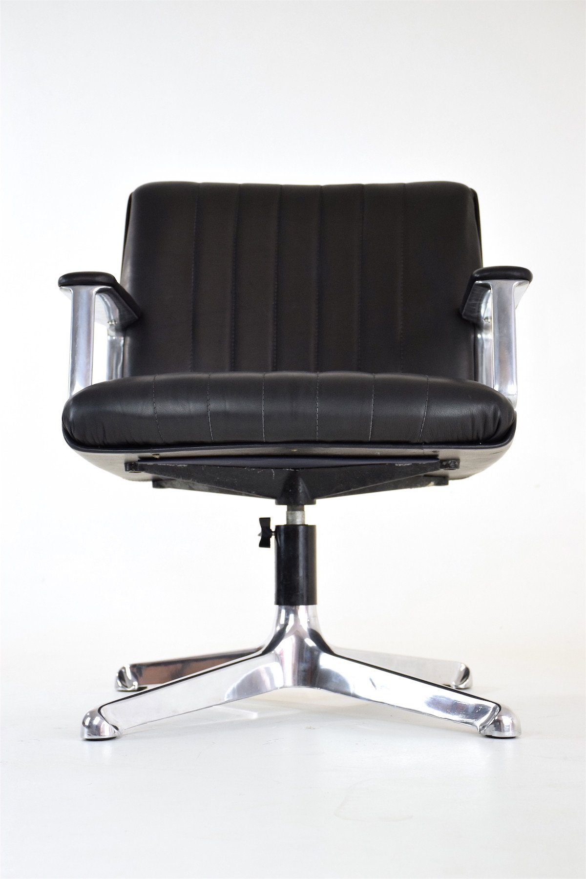 Executive Office Chair by Osvaldo Borsani for Tecno, Italy, 1960's - Spirit Gallery 